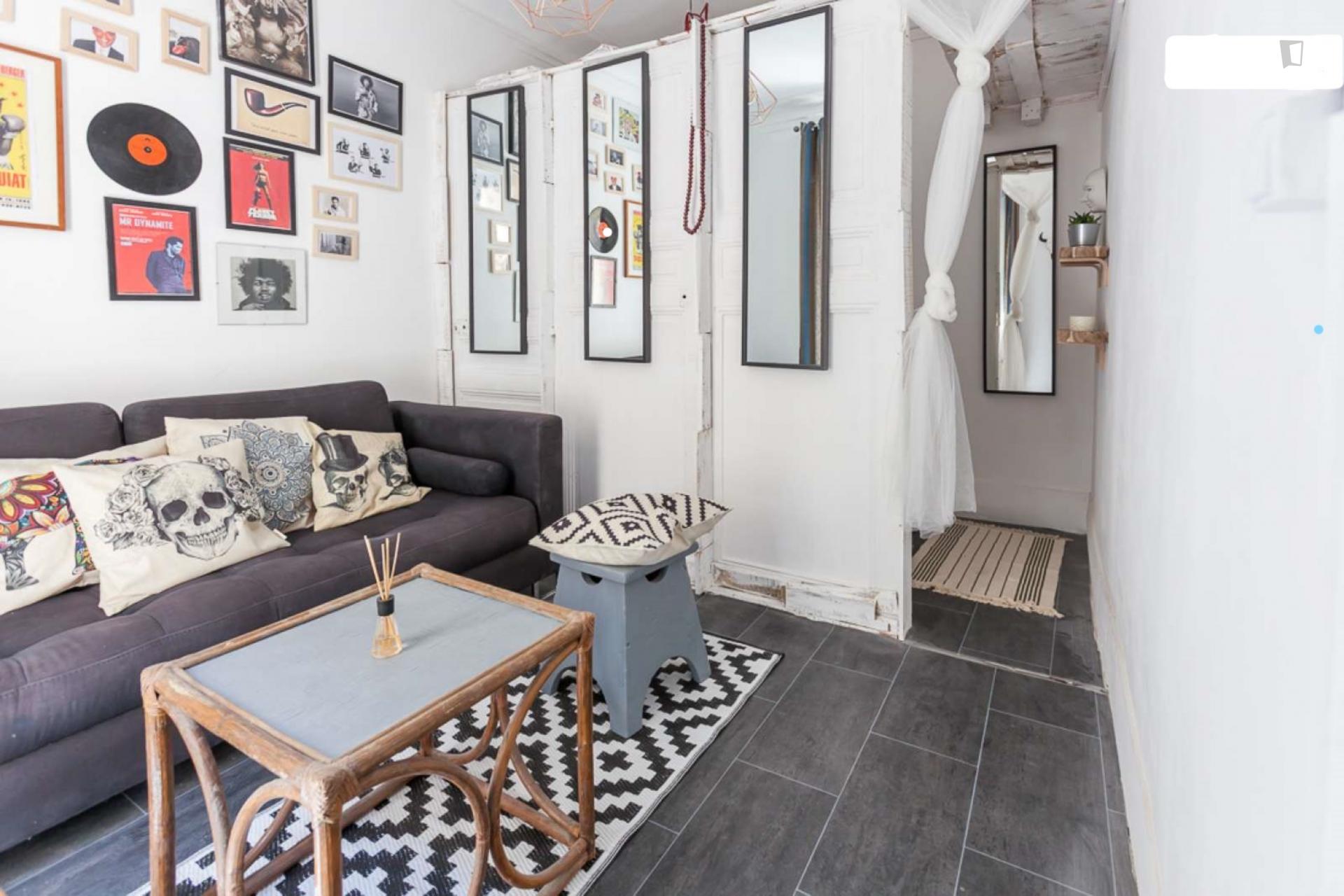 Montmartre hausmanian appartment -private bedroom and private living room