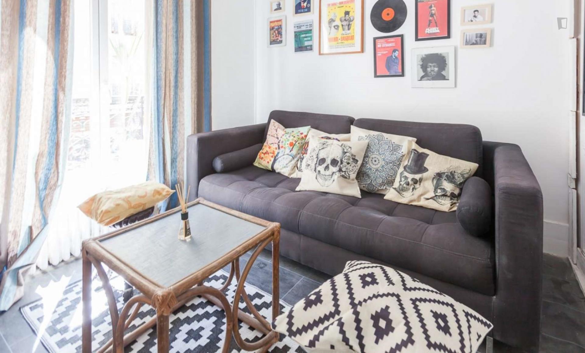 Montmartre hausmanian appartment -private bedroom and private living room