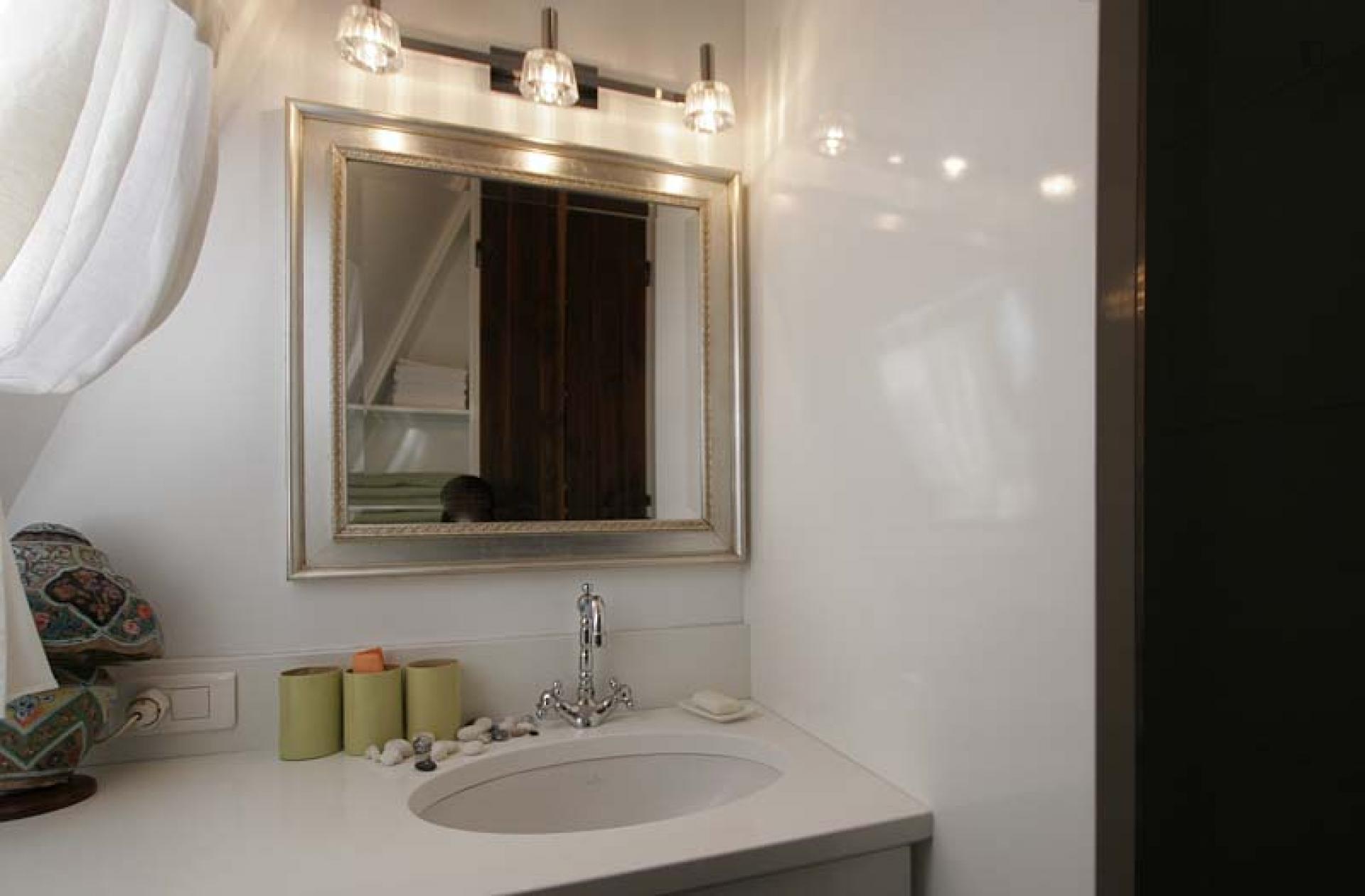 Fashionable studio apartment in classic Monnaie neighbourhood