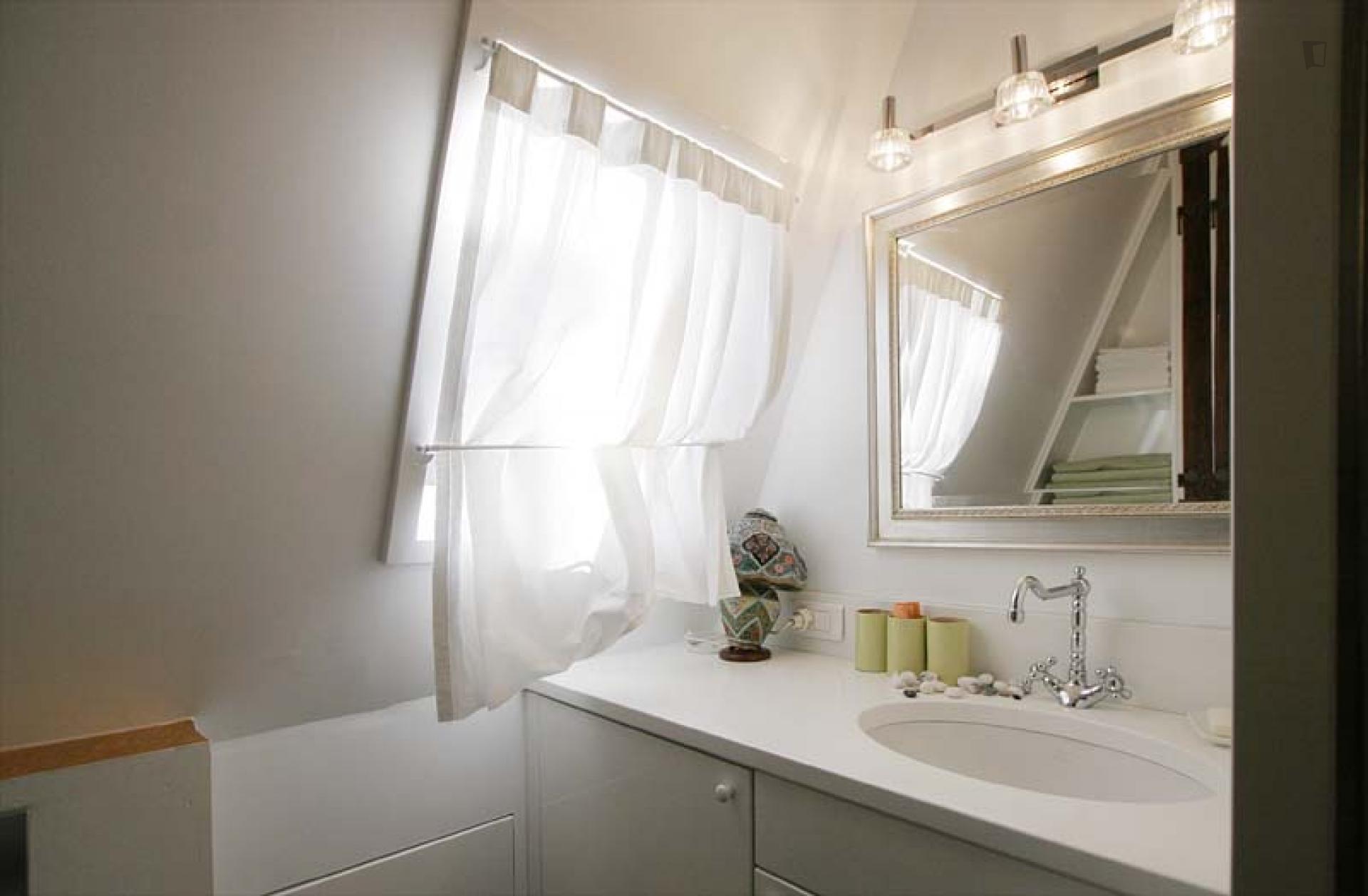 Fashionable studio apartment in classic Monnaie neighbourhood