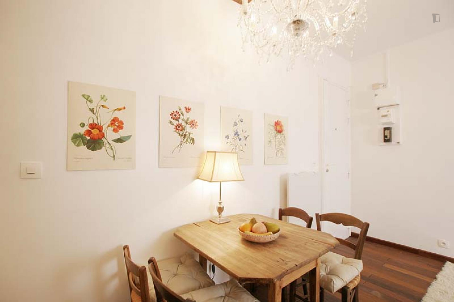 Fashionable studio apartment in classic Monnaie neighbourhood