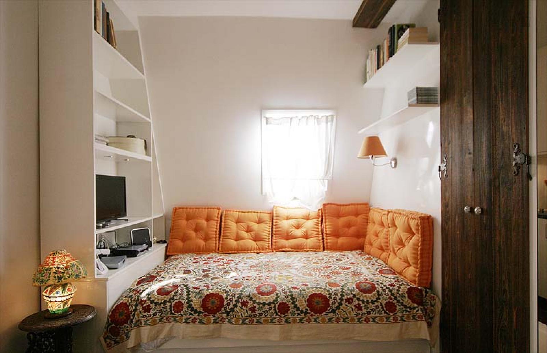 Fashionable studio apartment in classic Monnaie neighbourhood