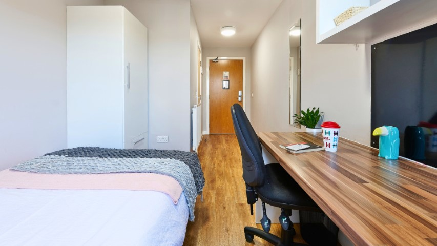 Six Bedroom Flat - 6