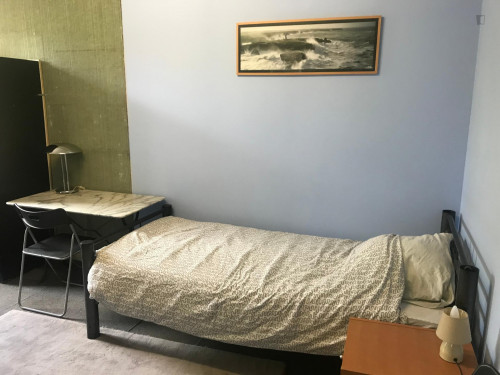 Single bed in a simple twin bedroom in a Student House  - Gallery -  5