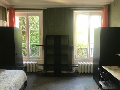 Single bed in a simple twin bedroom in a Student House - Gallery - 18