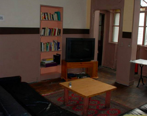Single bed in a simple twin bedroom in a Student House - Gallery - 12