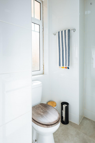 Colourful twin ensuite bedroom in Arroios