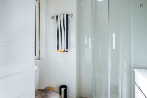Colourful twin ensuite bedroom in Arroios