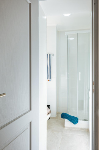Colourful twin ensuite bedroom in Arroios