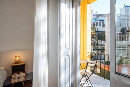 Colourful twin ensuite bedroom in Arroios