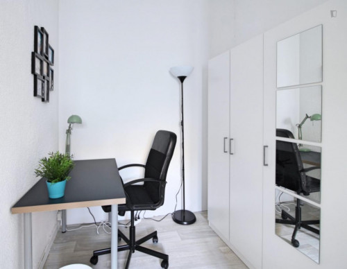 Pleasant double bedroom in La Bastide neighbourhood