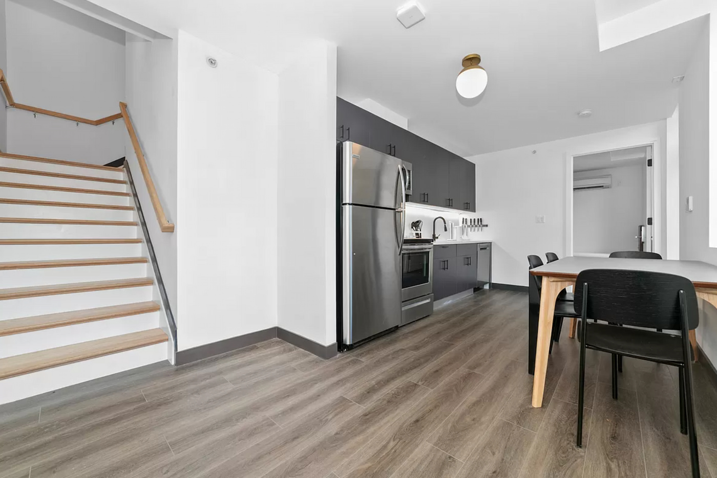  4 Bedrooms / 2 Bathrooms Apartment  -  The Williamsburg House  - Gallery -  3