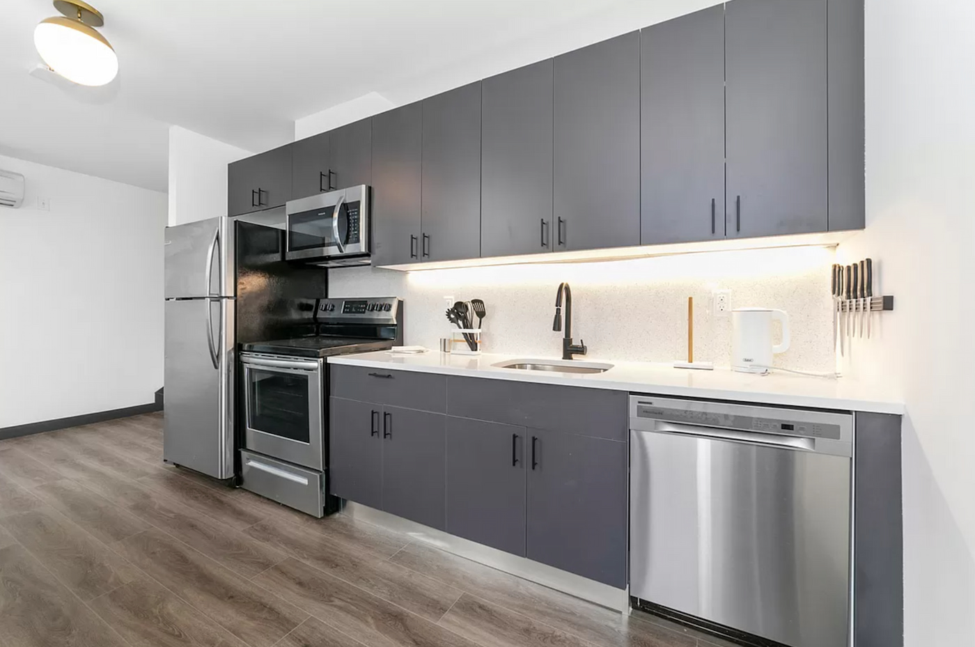  4 Bedrooms / 2 Bathrooms Apartment  -  The Williamsburg House  - Gallery -  6