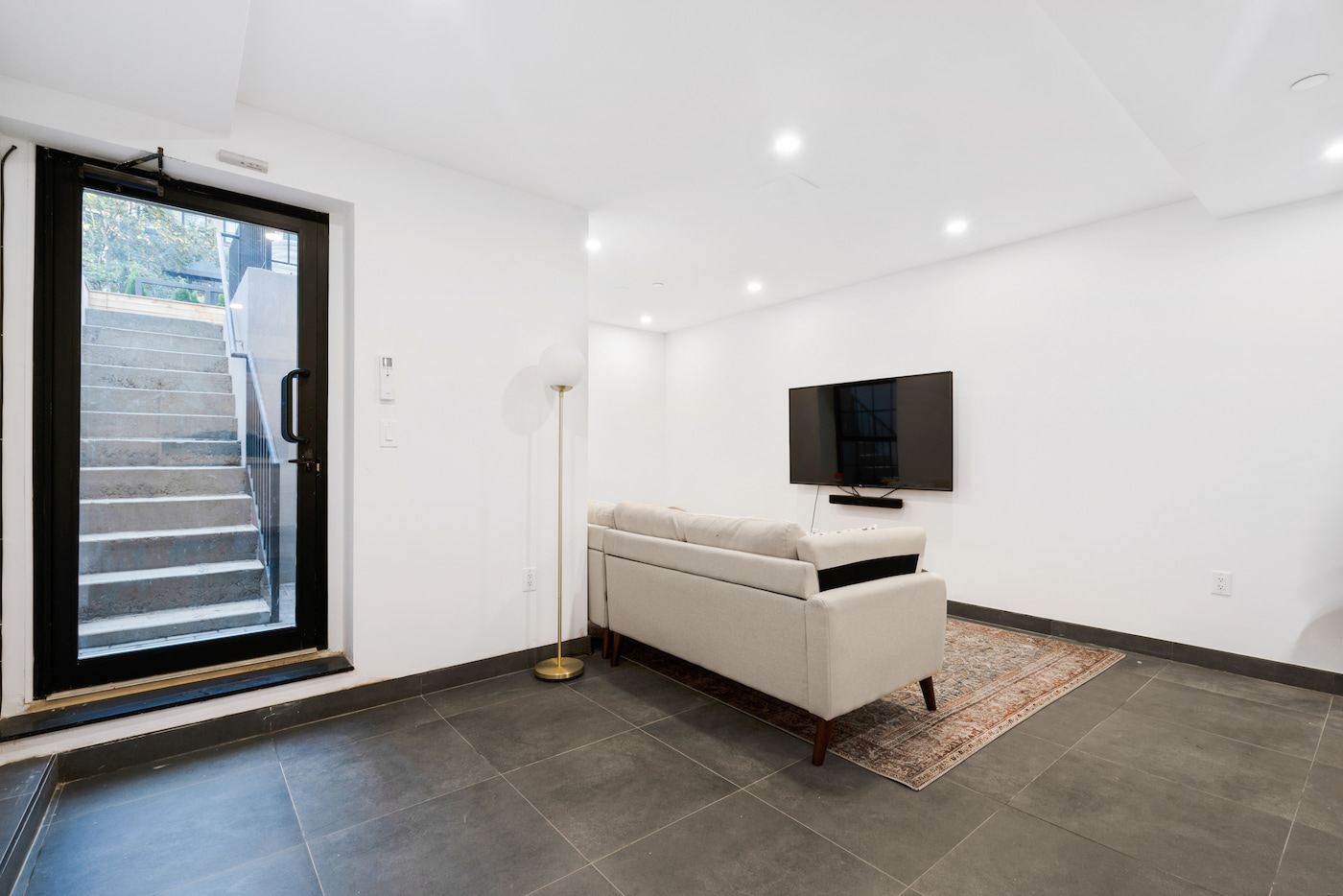 Large Private Room With Desk - 10