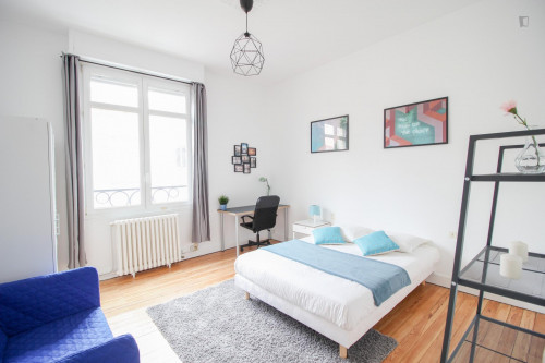 Grande chambre avec coin sofa à Bordeaux