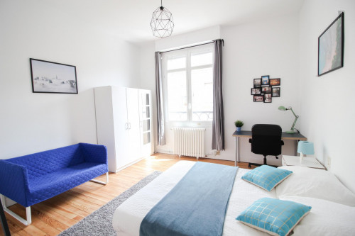 Grande chambre avec coin sofa à Bordeaux