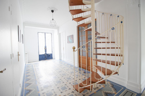 Grande chambre avec coin sofa à Bordeaux