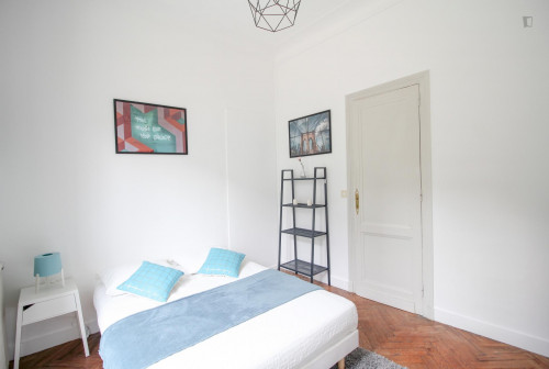 Chambre très lumineuse dans une grande maison à Bordeaux