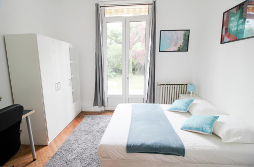 Chambre très lumineuse dans une grande maison à Bordeaux