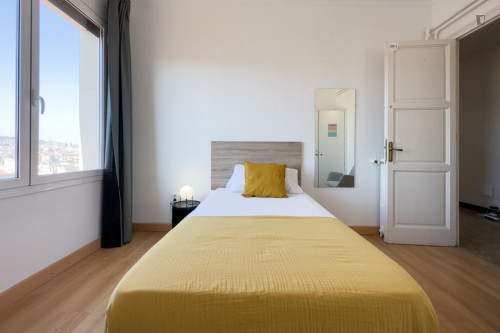 Snug single bedroom in proximity to the Rambla de Mar