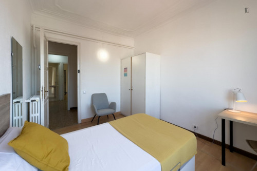 Snug single bedroom in proximity to the Rambla de Mar