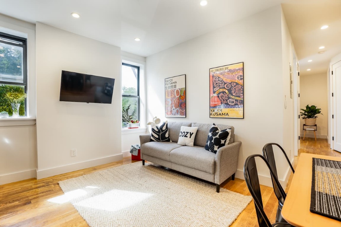  Standard +  -  The Seneca House  - Gallery -  11