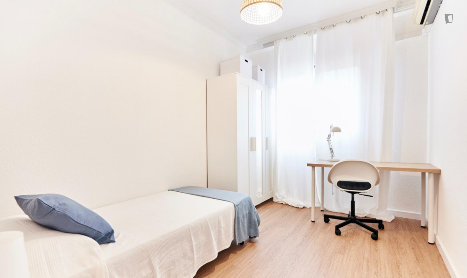 Spacious Single Bedroom In Tiro De Línea - 1