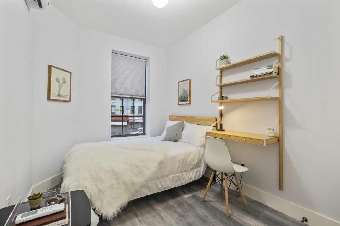 Private Large Room With Desk - 1