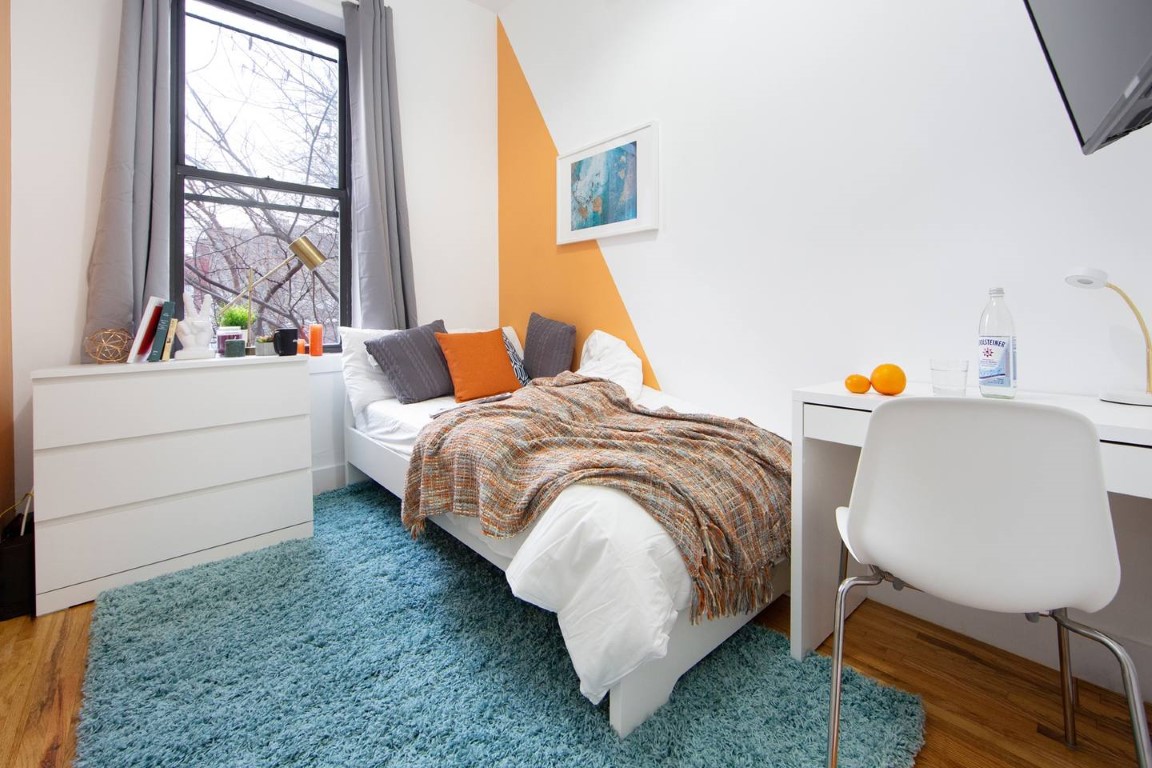Large Private Room With Desk - 9