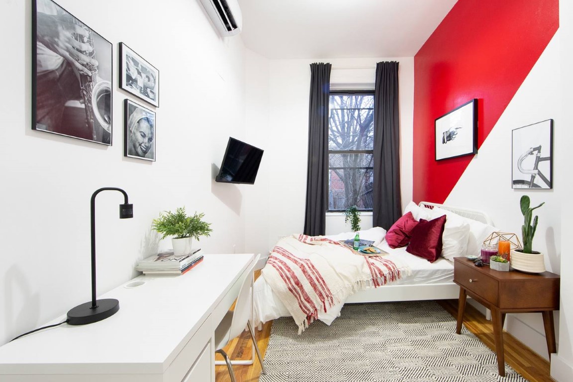 Large Private Room With Desk - 3