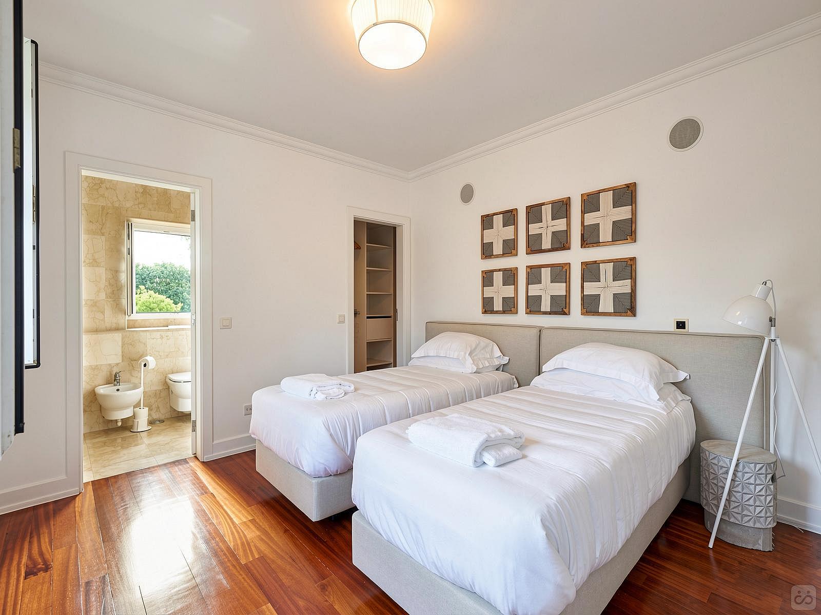 Private Room 1 - 28