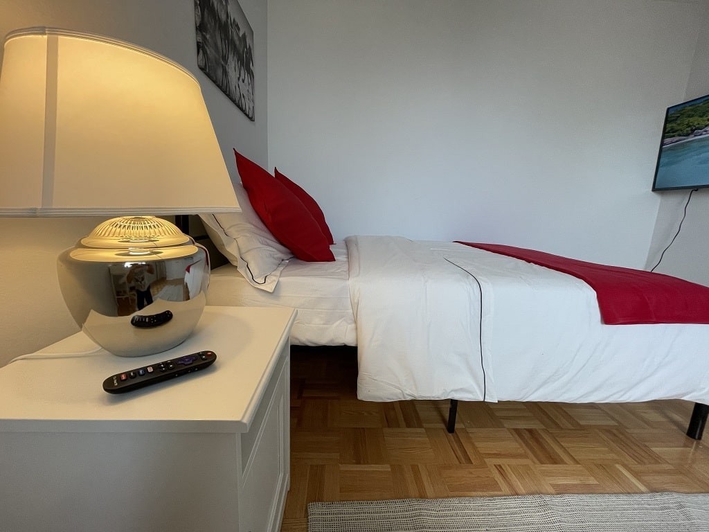 Silver Plus Room - 100 Wellesley St - Female Unit - Financial District - 100 Wellesley St - Gallery - 5