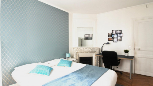 Luminous double bedroom in a student flat, in Auteuil