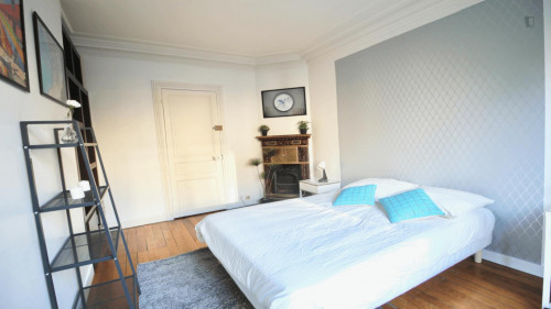 Luminous double bedroom in Auteuil