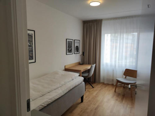 Inviting 2-bedroom apartment next to Varvsparken