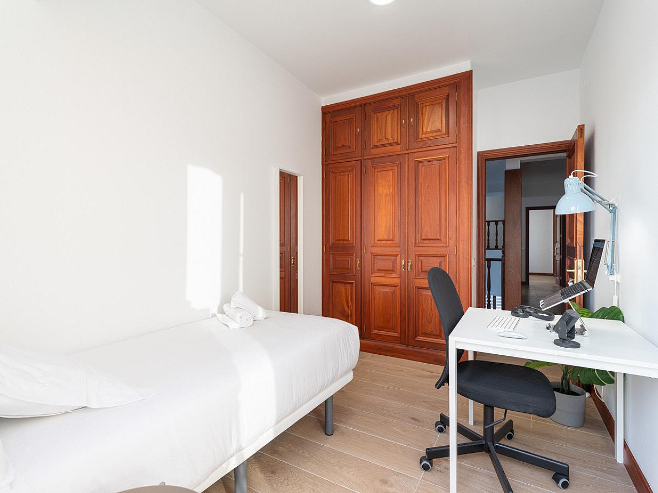 Room (D) Single Bed( 100cm X 200cm) - 16