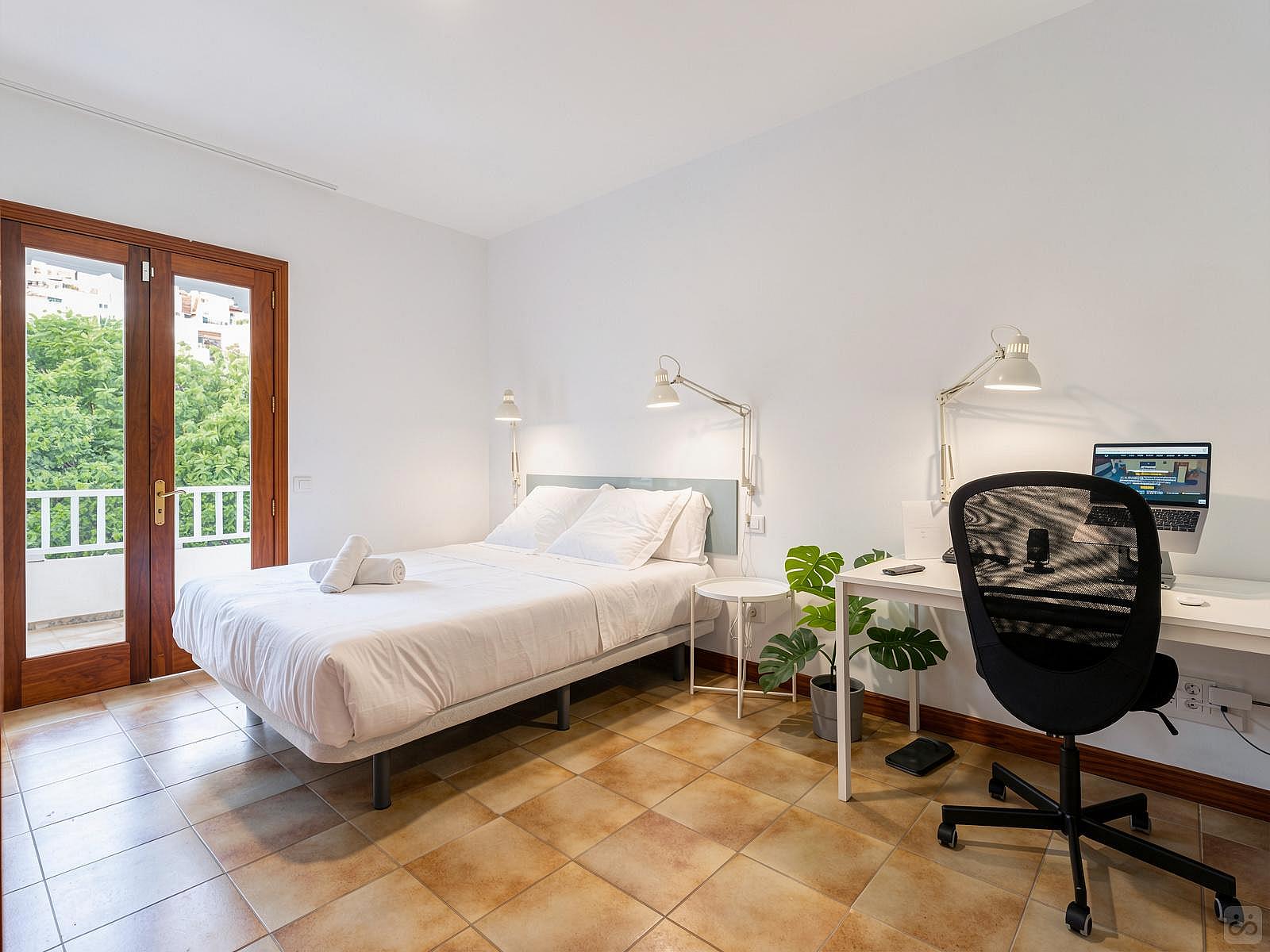 Room (F) Double Bed (150 Cm X 200cm) - 31