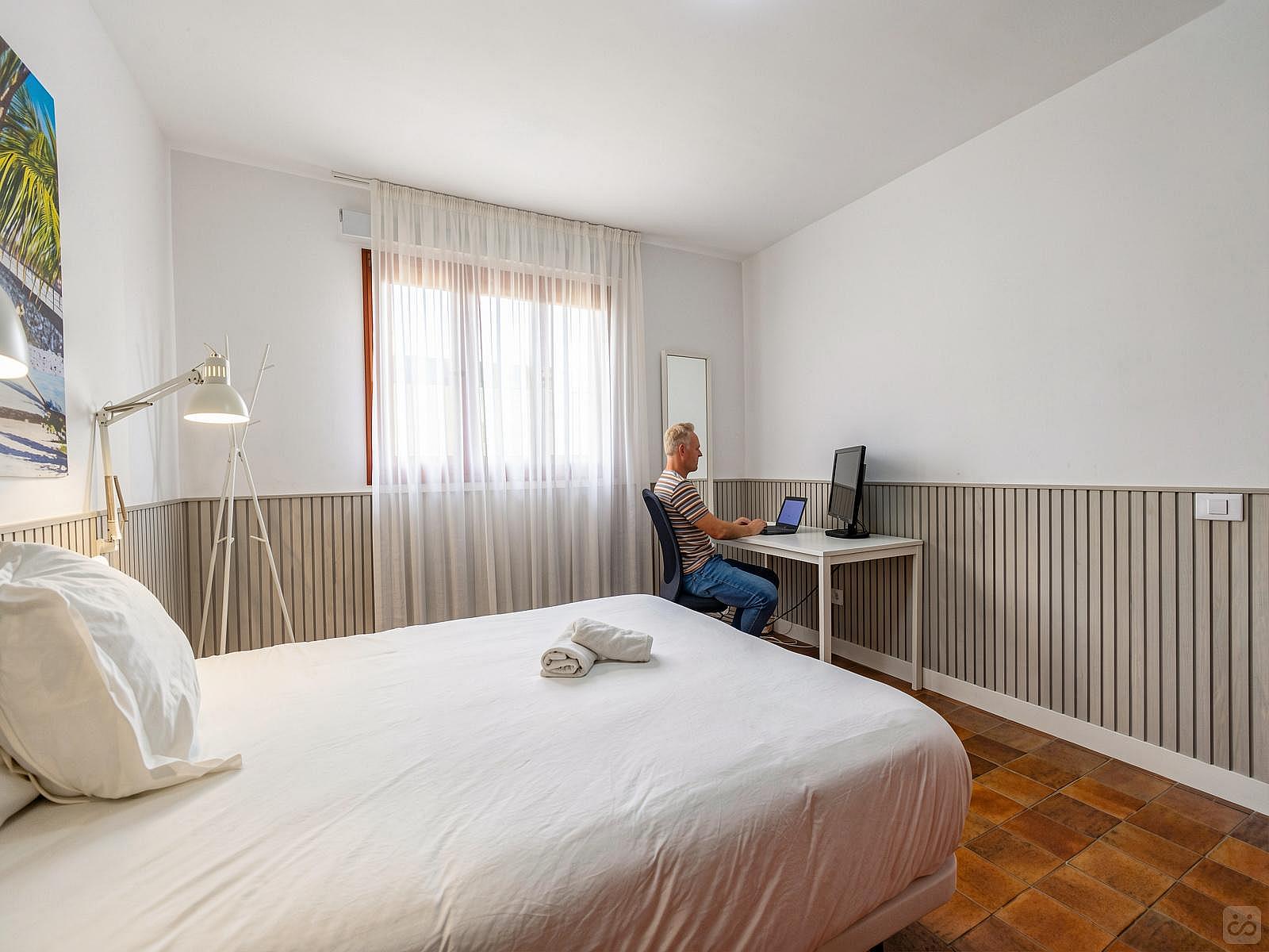 Room (H) Double Bed( 150cm X 200cm) - 36