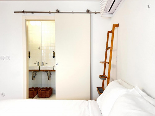 Double bedroom, with private bathroom