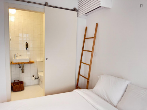 Double bedroom, with private bathroom and balcony - Gallery - 6