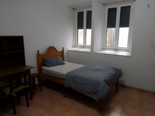 Single bedroom in 10-bedroom apartment