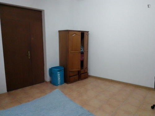 Single bedroom in 10-bedroom apartment