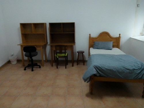 Single bedroom in 10-bedroom apartment