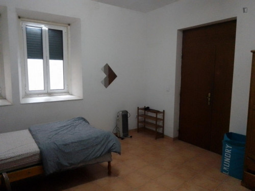 Single bedroom in 10-bedroom apartment