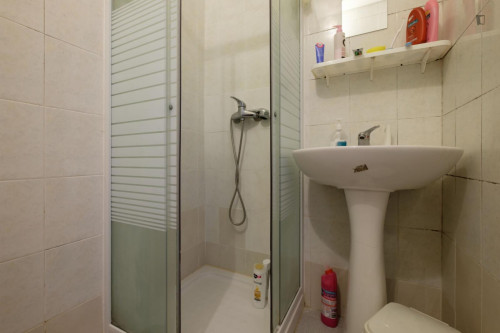 Single bedroom in 10-bedroom apartment - Gallery - 12
