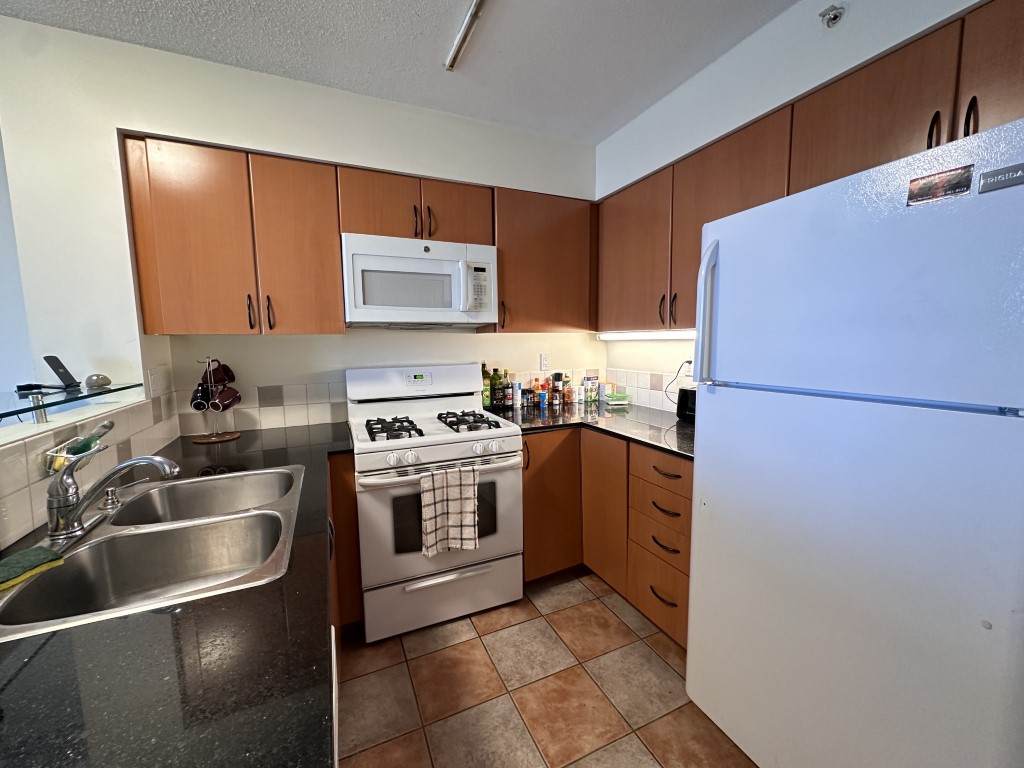  Submaster Bedroom - Shared Bathroom  -  Vle Ltd 63 Keefer Place  - Gallery -  4