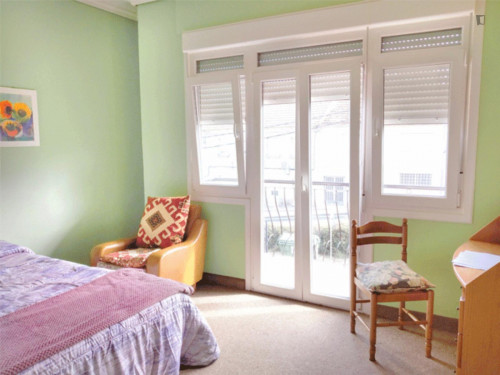 Bright double bedroom very well connected