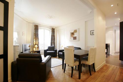Tasteful 2-bedroom apartment in the exciting heart of Paris
