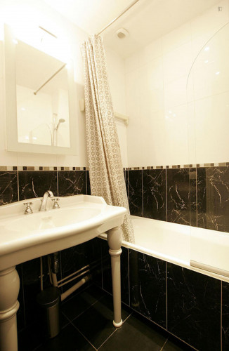Tasteful 2-bedroom apartment in the exciting heart of Paris - Gallery - 11