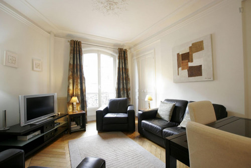 Tasteful 2-bedroom apartment in the exciting heart of Paris